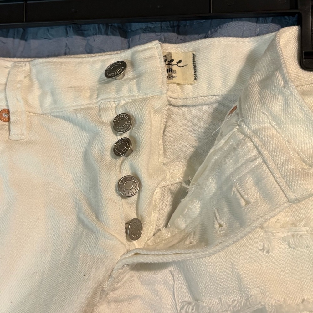 WE THE FREE denim shorts White distressed button fly
100 % Cotton Short - Picture 3 of 6